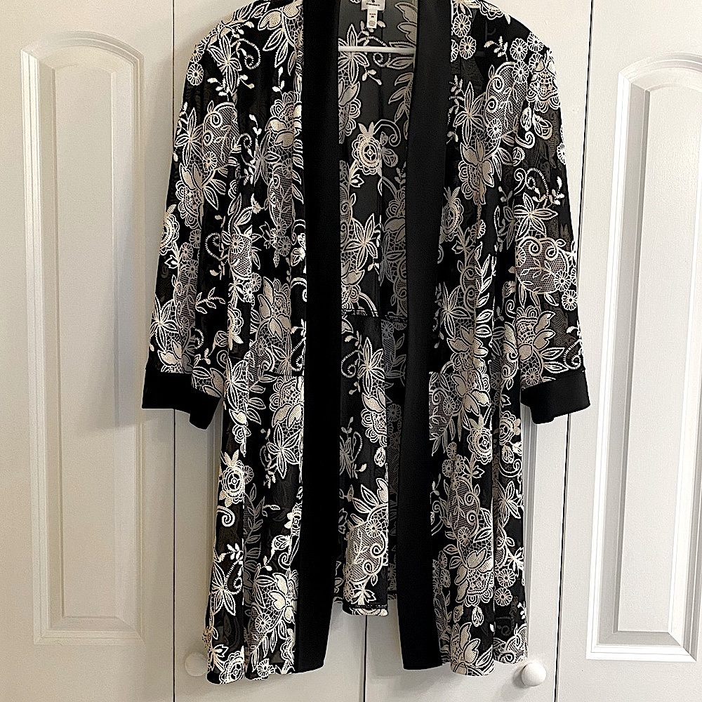 Open front black and white 3/4 sleeves floral kimono size 24